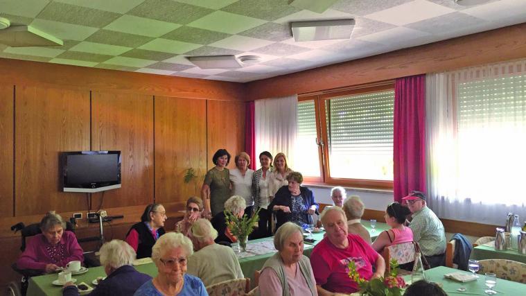 Hinten von links: Die Gastwirtinnen Doris Gotter, Helene Benedikter, Priska Ramoser und Margot Riegler bei ihrem Besuch im Blindenzentrum „St. Raphael“.